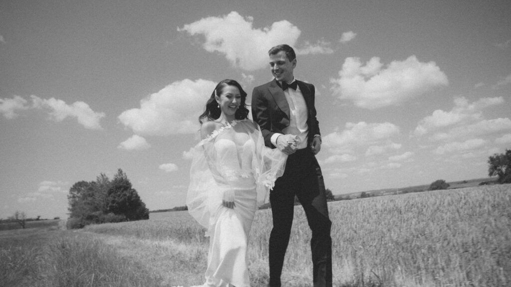Braut und Bräutigam laufen sich im Feld bei Salach in Baden-Württemberg in Slow Motion entgegen – ein emotionaler First Look voller Vorfreude und Liebe. – festgehalten Hochzeitsvideo Göppingen