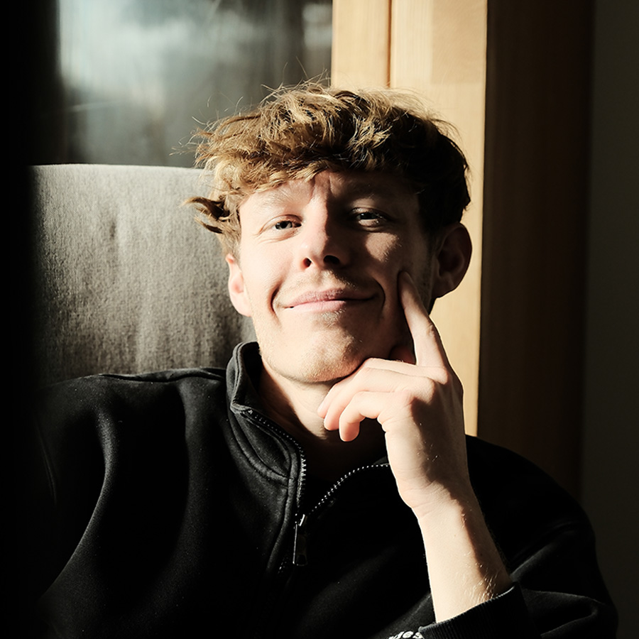 Portraitfoto von Felix, liebevoller Familienmensch und Hochzeitsvideograf von der Alb – seitlich vom Sonnenuntergang angestrahlt. Leidenschaftlicher Filmemacher für echte Hochzeitsmomente.