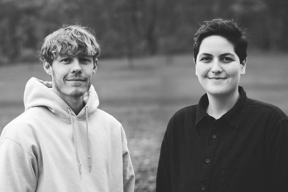 Teamfoto in Schwarz-Weiß: Felix und Ellen, Hochzeitsvideografen aus der Schwäbischen Alb und Stuttgart mit Sitz in Frickenhausen