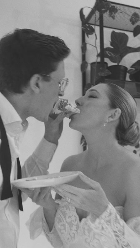 Paar füttert sich gegenseitig Kuchen – sehr verspielt und liebevoll. Süße Geste beim Anschnitt – festgehalten Hochzeitsfilm Stuttgart