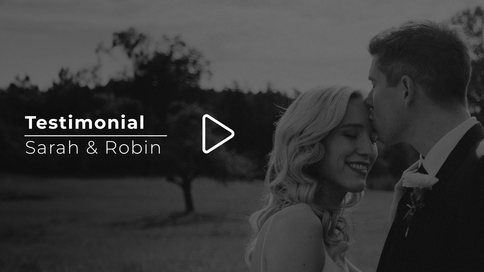 Schwarz-Weiß-Thumbnail: Bräutigam küsst Braut zärtlich auf die Stirn – Testimonial-Video – Hochzeitsvideo Stuttgart auf YouTube